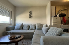 Vlasnik izdaje nameštenu garsonjeru, 30 kvm, na III spratu od III (nije potkrovlje) na duži period